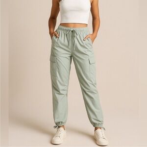 ABERCROMBIE & FITCH CARGO ANKLE PANTS IN GREEN SIZE MEDIUM